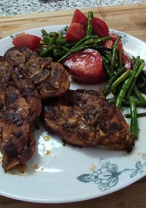 Foto principal de Chuletas de pavo con guarnición de espárragos verdes y tomate