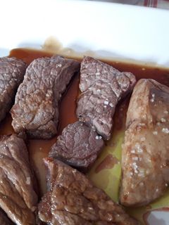 Una foto de Solomillo de ternera a la piedra con foie y reducción Pedro Ximénez