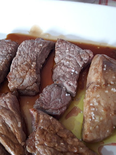 Una foto de Solomillo de ternera a la piedra con foie y reducción Pedro Ximénez
