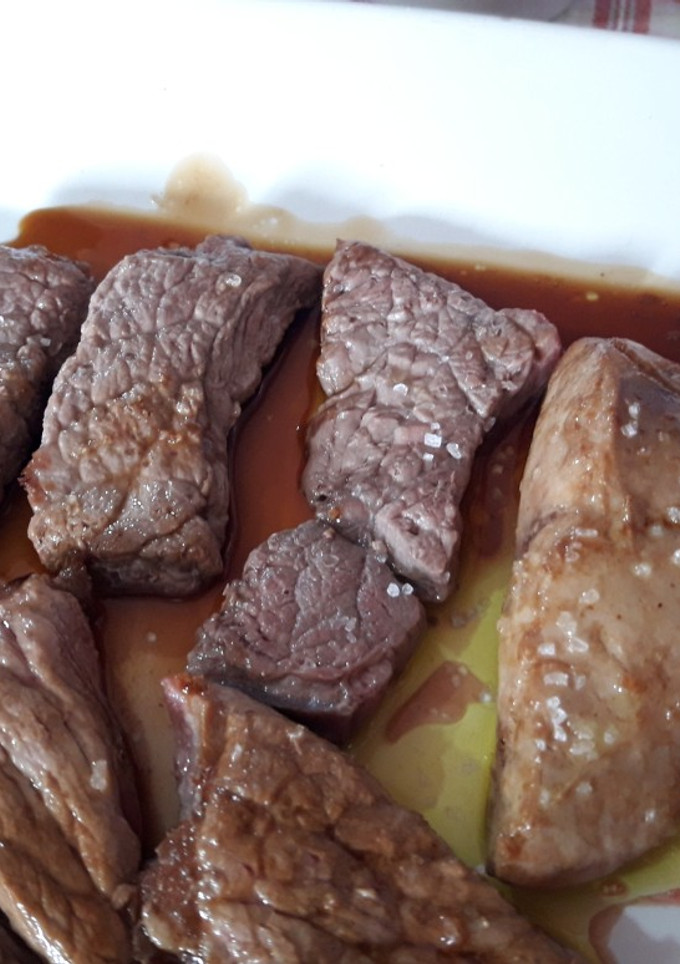Una foto de Solomillo de ternera a la piedra con foie y reducción Pedro Ximénez