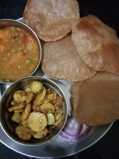पूरी (Puri recipe in hindi) रेसिपी मुख्य फोटो