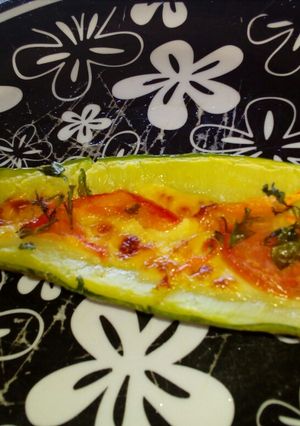 Una foto de Zuchinni relleno con tomate y queso 🍴