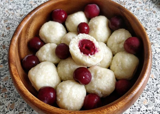 Ленивые вареники с вишней