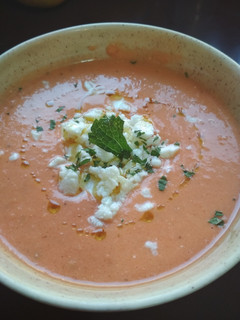 Una foto de Salmorejo de queso feta
