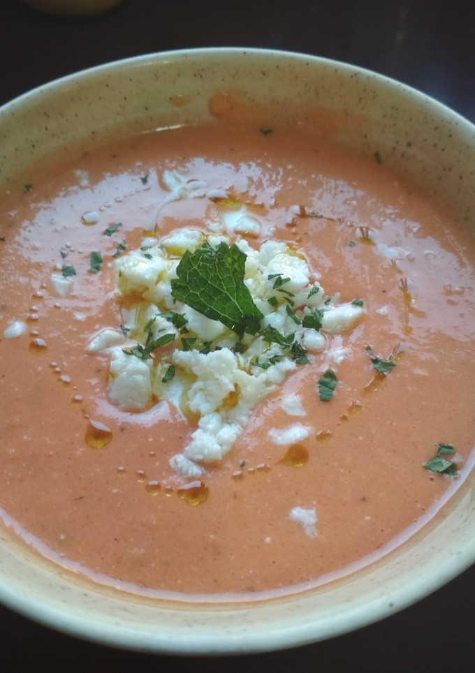 Una foto de Salmorejo de queso feta