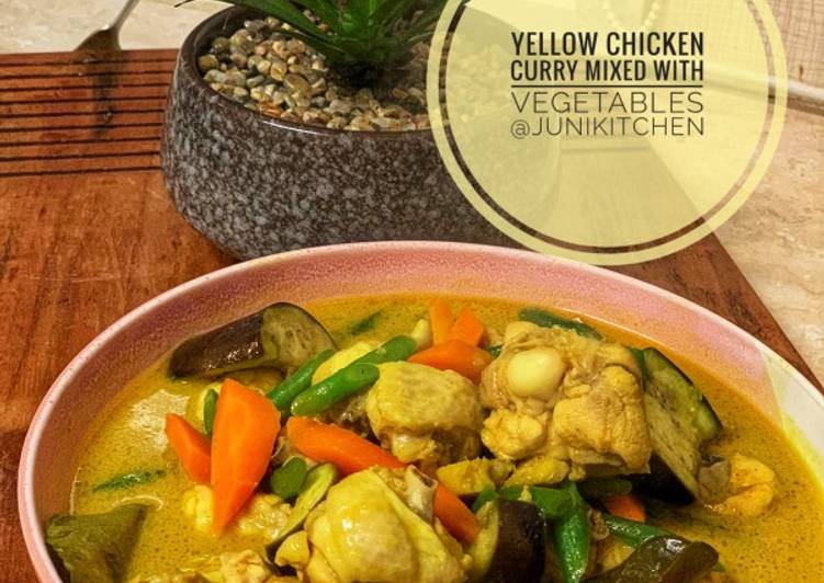 Yellow Chicken Curry Mixed with Vegetables