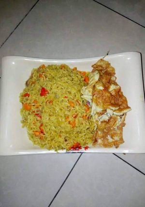A picture of Indomine with fresh pepper and fried egg.