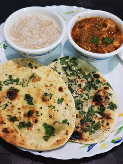 गार्लिक बटर नान और शाही पनीर (Garlic Butter naan aur shahi paneer recipe in Hindi) रेसिपी मुख्य फोटो