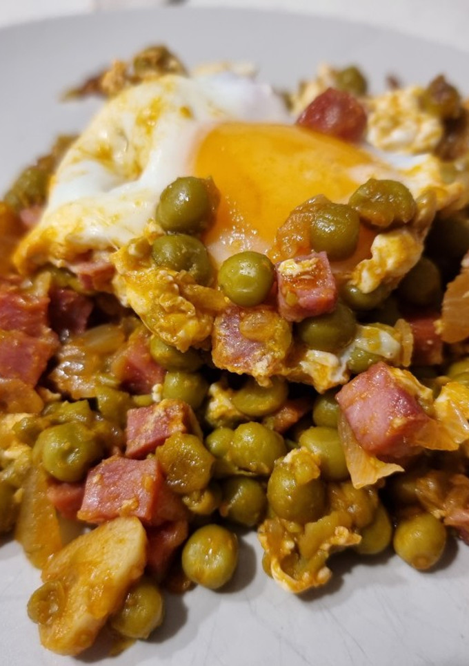 Una foto de Guisantes con jamón y huevo