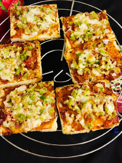 ब्रेड कैप्सिकम चीज़ पिज़्ज़ा(bread capsicum pizza recipe in hindi) रेसिपी मुख्य फोटो