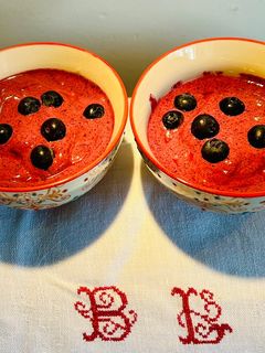 Una foto de Mousse helada de arándanos