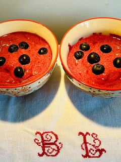 Una foto de Mousse helada de arándanos