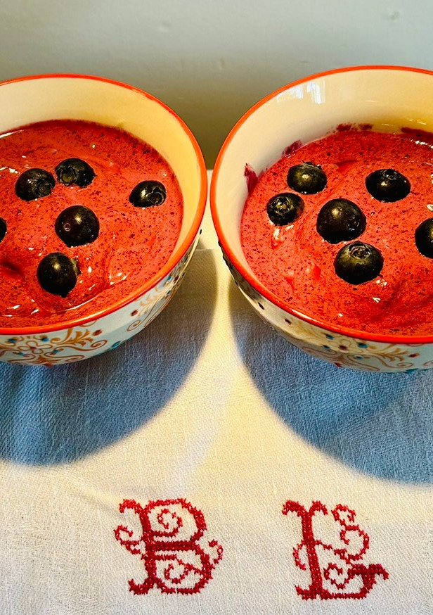 Una foto de Mousse helada de arándanos