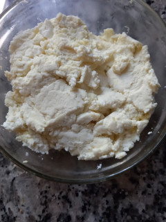 Una foto de Queso crema o untable con leche cortada!!