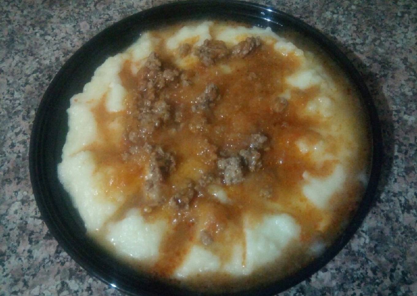 Purée de pomme de terre à la sauce rouge et viande hachée