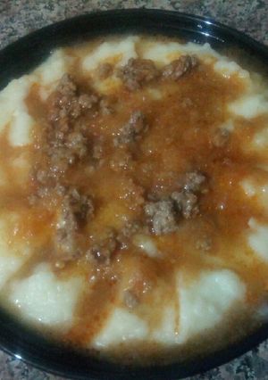 Une photo de Purée de pomme de terre à la sauce rouge et viande hachée
