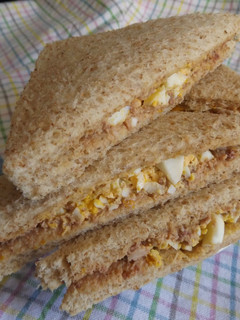Una foto de Sándwiches para la hora del té de paté y huevos