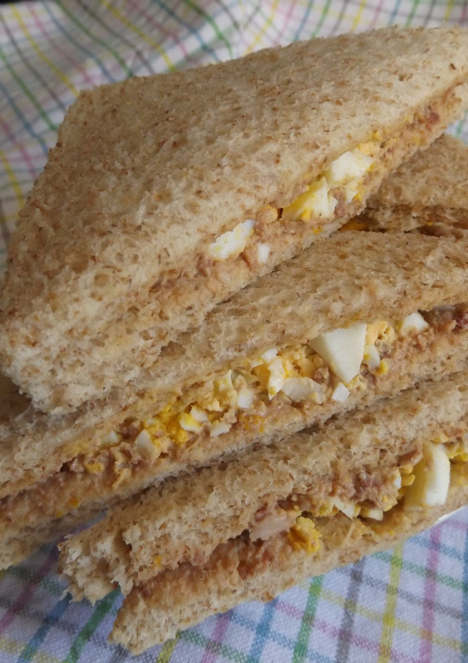 Una foto de Sándwiches para la hora del té de paté y huevos