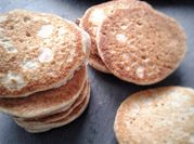 Une photo de blinis et yaourt
