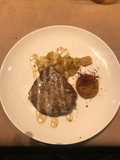 Solomillo de vacuno mayor con puré de manzana y salsa de foie