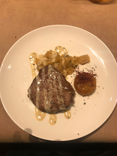 Una foto de Solomillo de vacuno mayor con puré de manzana y salsa de foie