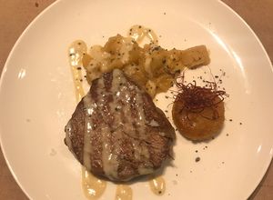 Foto principal de Solomillo de vacuno mayor con puré de manzana y salsa de foie