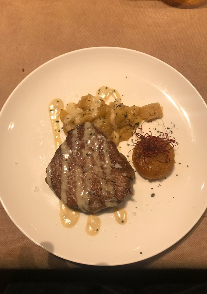 Una foto de Solomillo de vacuno mayor con puré de manzana y salsa de foie