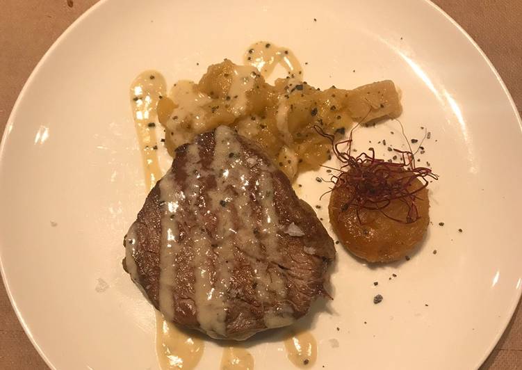 Solomillo de vacuno mayor con puré de manzana y salsa de foie