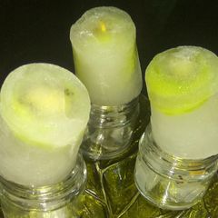 A picture of Kiwi lemonade Popsicles.
