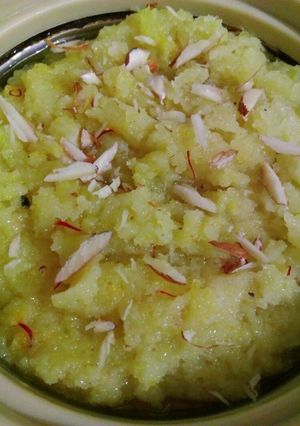 A picture of Suji ka kesari halwa.