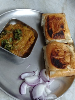 પાવ ભાજી(pav Bhaji recipe in Gujarati) રેસીપી મુખ્ય ફોટો