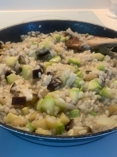 Una foto de Risotto de calabacín y berenjena