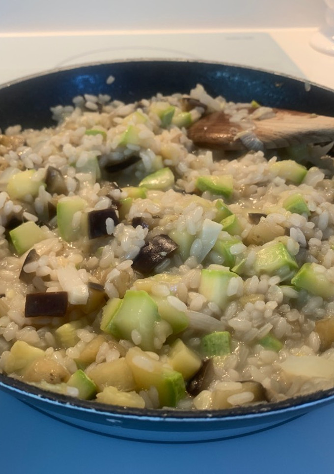 Una foto de Risotto de calabacín y berenjena