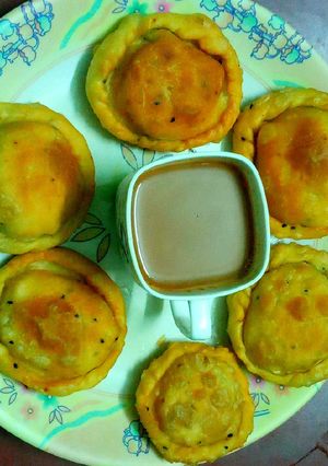 পেঁয়াজের পুর ভরা পদ্ম লুচি (Peyanjer pur bhora podmo luchi recipe in Bengali) রেসিপির প্রধান ছবি