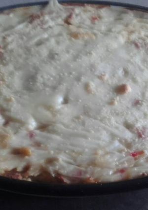 Una foto de Budín de fideos y salchichas