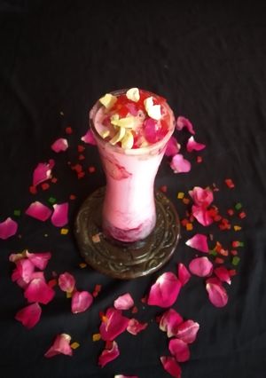 રોઝ ગુલકંદ ફાલુદા (Rose Gulkand Falooda Recipe In Gujarati) રેસીપી મુખ્ય ફોટો