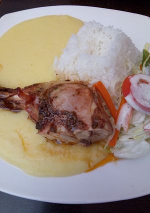 Una foto de Puré de papa con pollo al horno