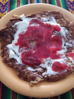 Una foto de Hotcakes o tortitas saludables de manzana y avena, sin azúcar
