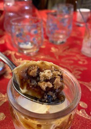 Foto di Bicchierini di panna cotta caramello e amaretti sbriciolati