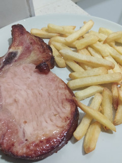 Una foto de Chuleta Sajonia con Papas Fritas al horno