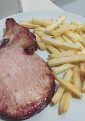 Una foto de Chuleta Sajonia con Papas Fritas al horno