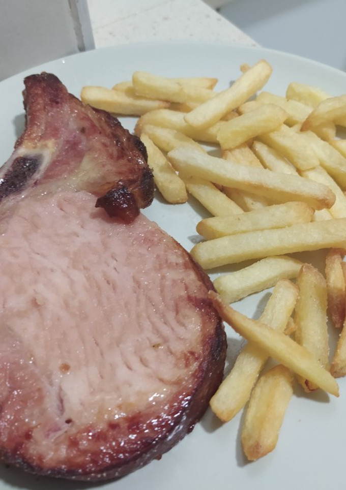 Una foto de Chuleta Sajonia con Papas Fritas al horno