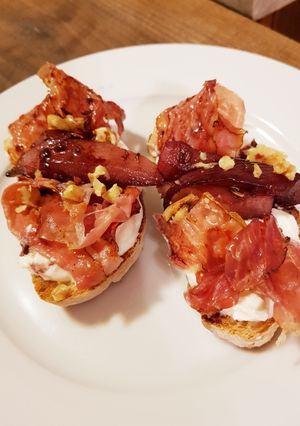 Foto di Crostoni con burrata spek e pere