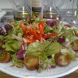 Ensalada con pistachos y piñones