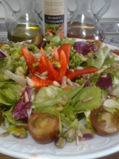 Una foto de Ensalada con pistachos y piñones