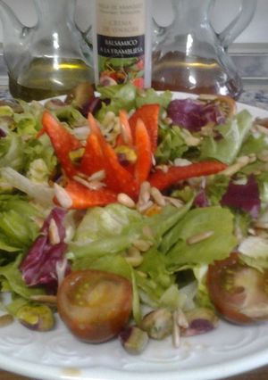 Una foto de Ensalada con pistachos y piñones