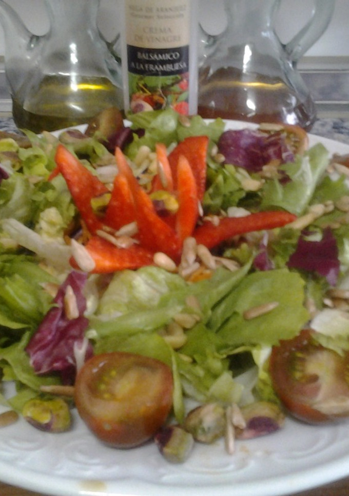 Una foto de Ensalada con pistachos y piñones