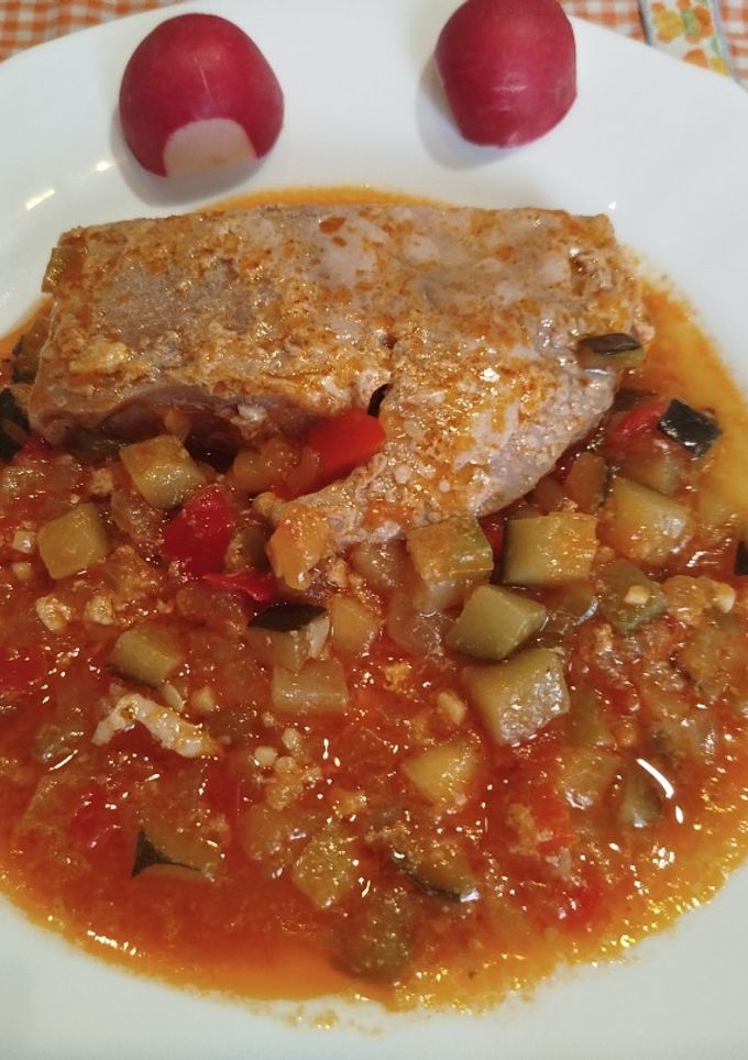 Una foto de Pisto de calabacín con atún y acompañado con Pulpo a la Gallega