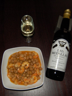 Una foto de Garbanzos con langostinos