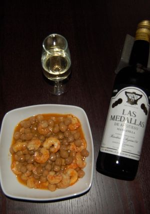 Una foto de Garbanzos con langostinos